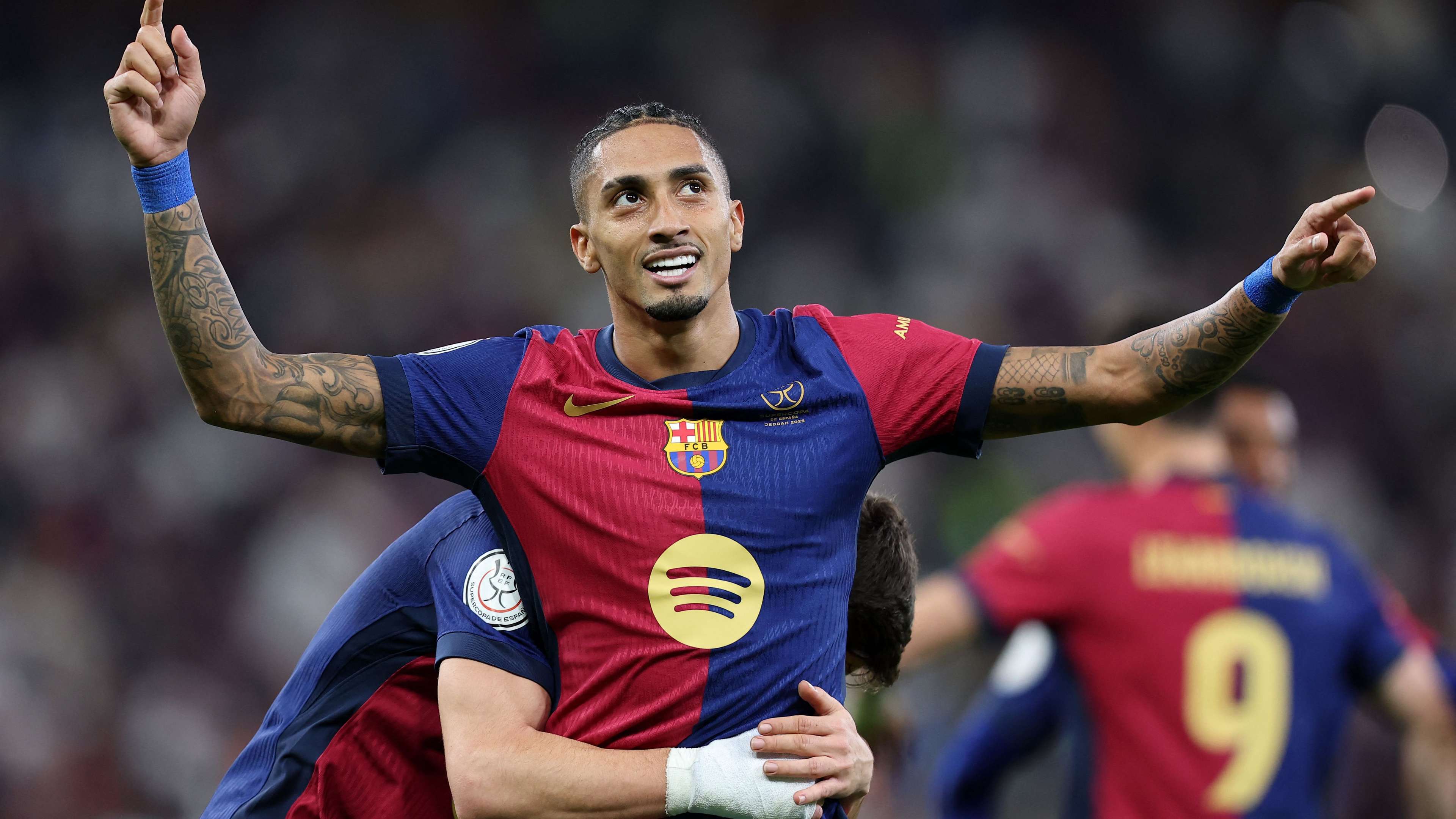 球队训练结束后 维金斯和李凯尔留下来加练 嘴哥的投篮，身体看起来有点歪.