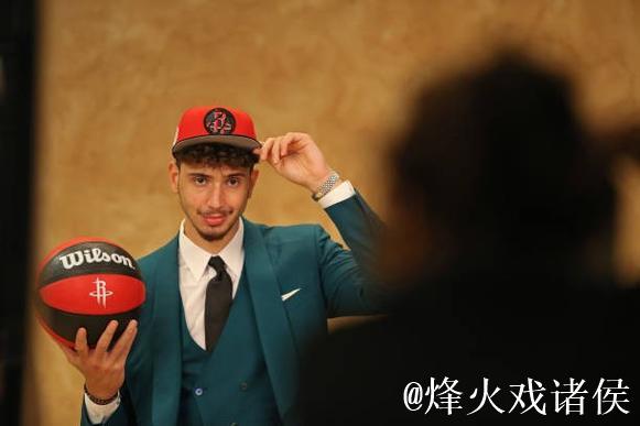 申京运球转身强攻上篮造犯规,瓦兰丘纳斯六犯毕业 申京运球转身强攻上篮造犯规,瓦兰丘纳斯六犯毕业